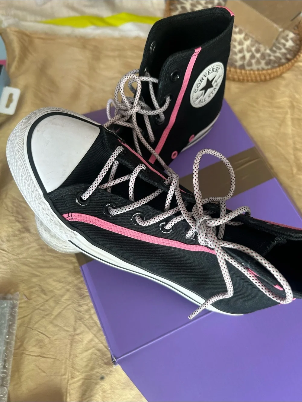 Converse chuck Taylor all star  women Black High-Top Sneakers with Pink stripe.